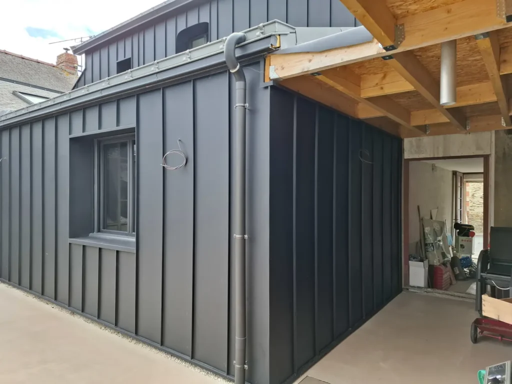 Bardage aluminium et zinguerie réalisé par votre couvreur suite à une demande de prix en ligne, sur une construction à Fay de Bretagne, à proximité de Bouvron