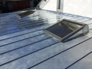 Pose réalisée par votre artisan couvreur : Fenêtre de toit Velux sur une couverture toit plat en zinc à Bouvron dans la cadre d'une rénovation de toiture