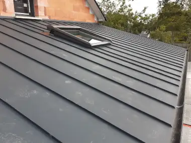 Velux, zinc et aluminium toiture neuve en construction par nos couvreur zingueur au temple de Bretagne