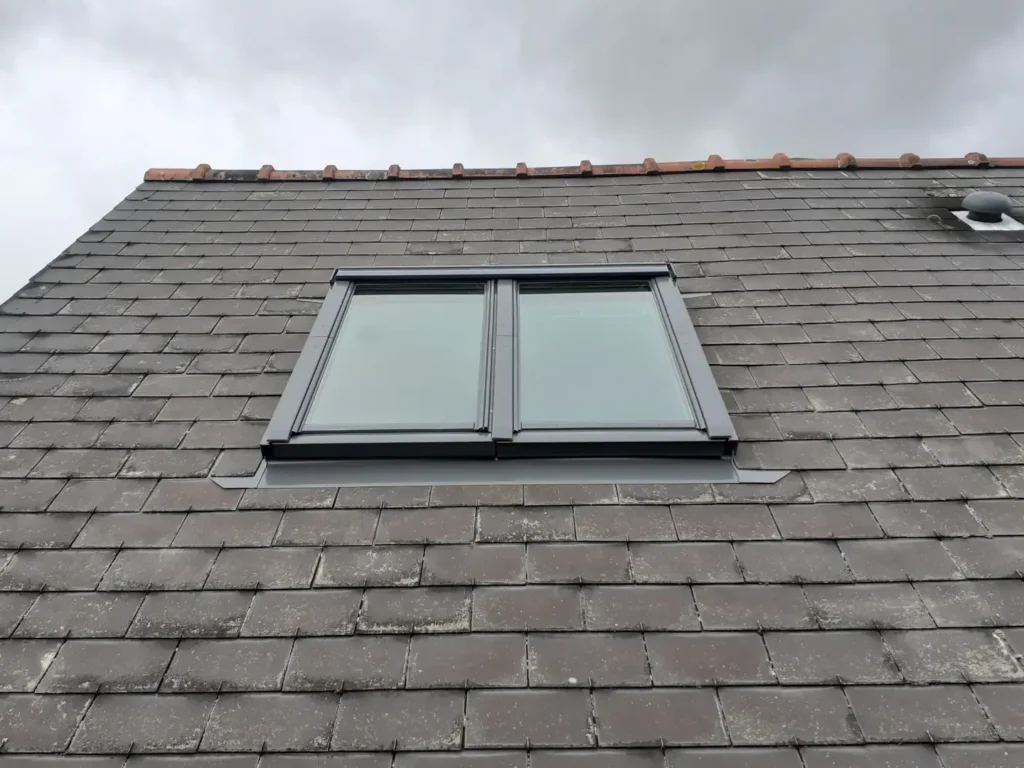 Velux verrière sur toiture ardoise à Nozay et autour de moi. Votre artisan couvreur établi un devis de couverture