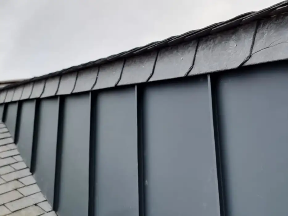 Rive aluminium pour couverture en ardoise par nos couvreur-zingueur à La chevallerais et autour de moi