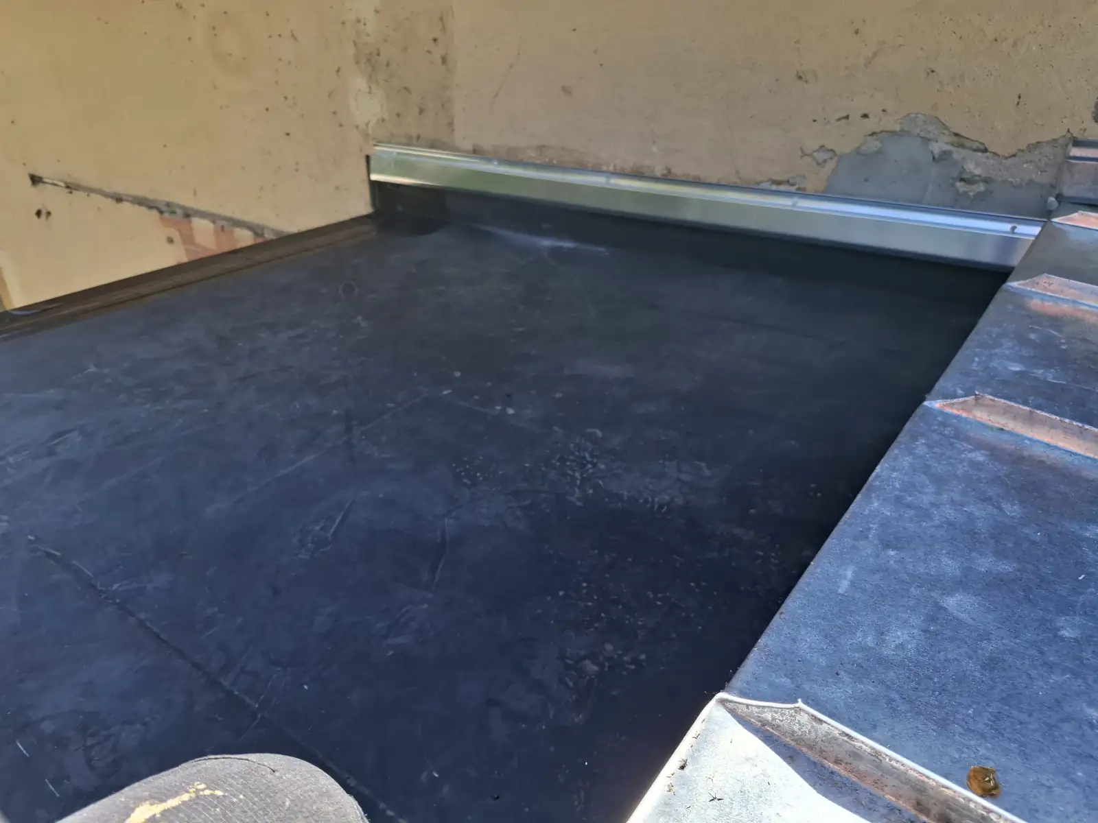Toit plat EPDM et zinc pour toiture végétalisée réalisé par notre entreprise de couverture à Fay de Bretagne et autour de moi