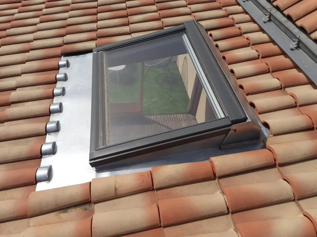 Pose fenêtre de toit/Velux sur toiture tuile avec entourage zinc pour l'étanchéité par nos couvreurs