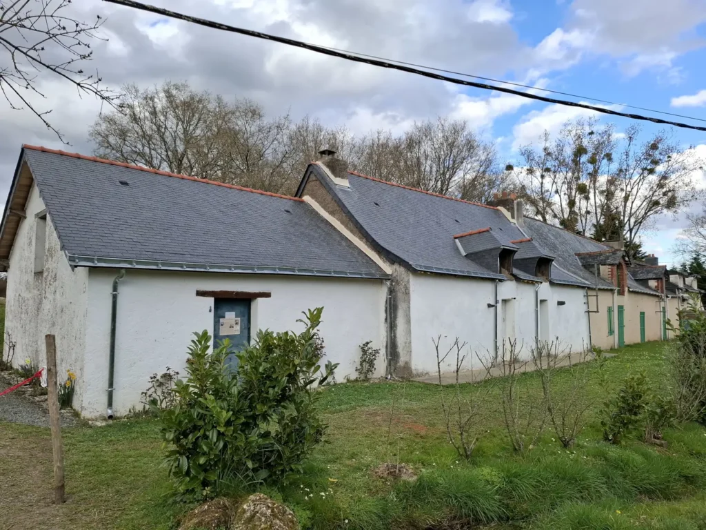 Rénovation toiture, couverture ardoise, zinguerie et faitage et habillage lucarne sur le gavre