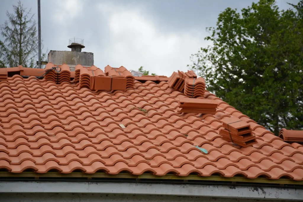 Pose de tuiles pour rénovation toiture. travaux de couverture autour de Héric, saffré et Nort sur Erdre