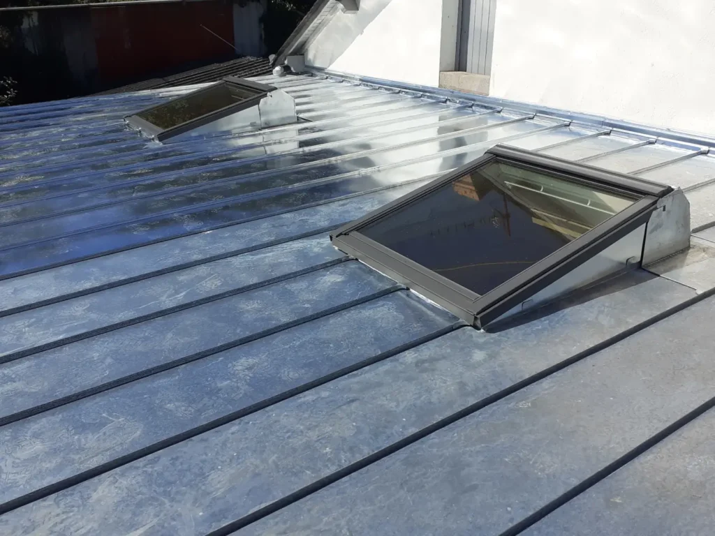 Velux sur tout plat zinc, rénovation de toiture faite par nos couvreurs à Fay de Bretagne et autour de moi